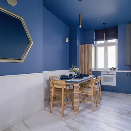 In Cracow Center With Air Conditioning, Desk And Balcony By Renters 克拉科夫