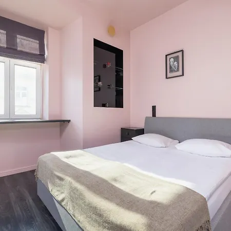 In Cracow Center With Air Conditioning, Desk And Balcony By Renters קרקוב